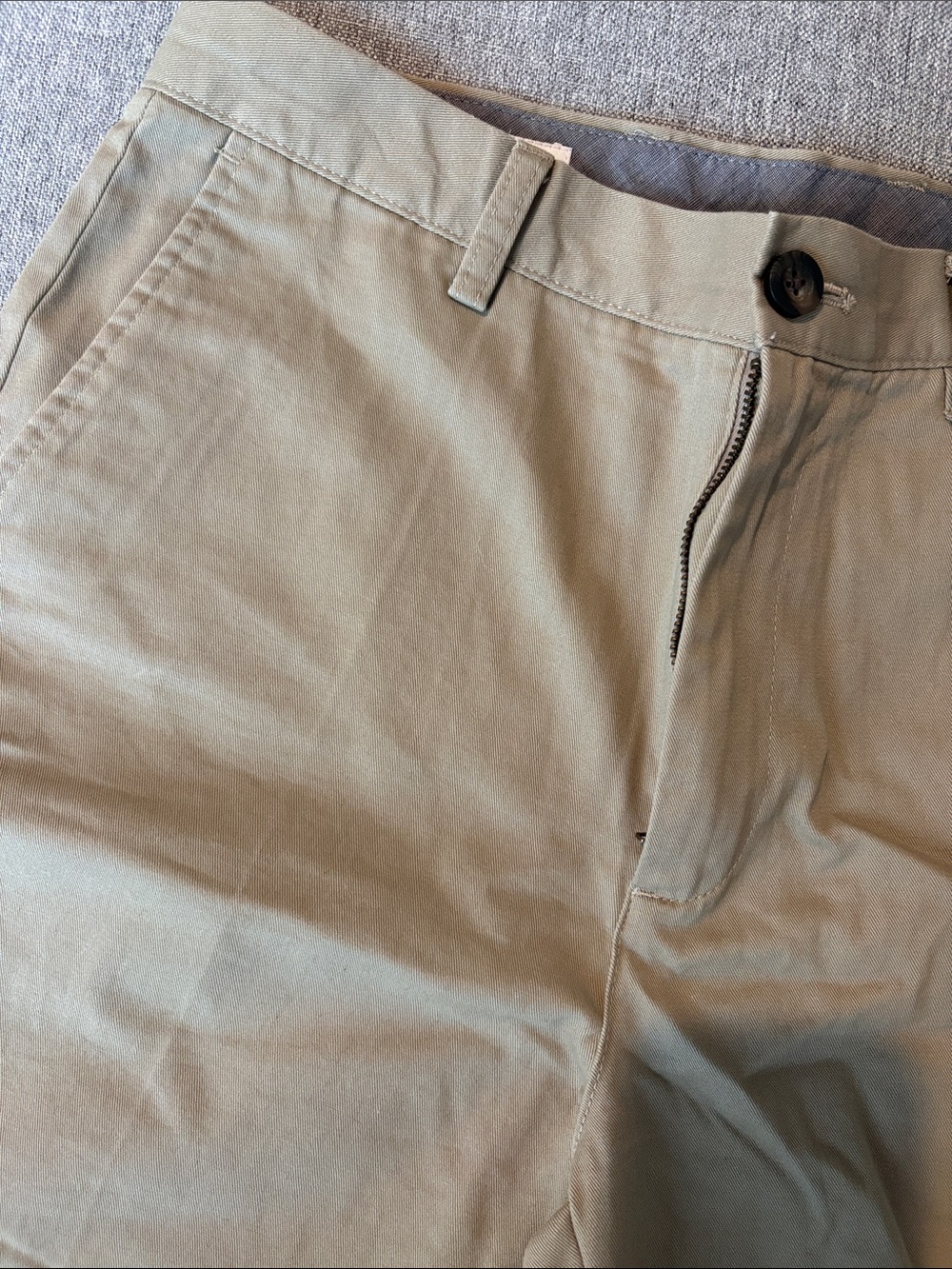 Amazon Essentials Men’s Flat-Front Shorts in Khaki - Picture 3 of 3